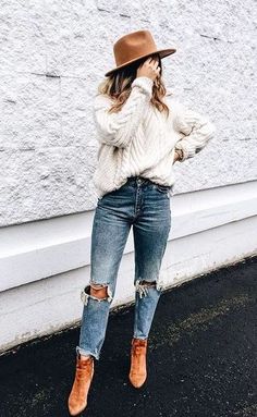 Love the whole outfit! Shoes, sweater, hat, jeans... pulled together so nicely. Street Style 2018, Boho Mode, Vogue Knitting, Christian Dior Couture, Bohol, Trending Fashion Outfits, Looks Street Style, Autumn Fashion Casual