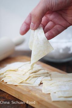 Homemade Wonton Wrappers, How To Make Wontons, Wonton Wrapper Recipes, Wonton Soup Recipe, Focaccia Dolce, Authentic Chinese Recipes, Yeast Breads, Making Food, Wonton Wrappers