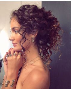 Natural Hair Updo Wedding, Curly Bridal Hair, Curly Wedding Hair, Curly Hair Updo, Quince Hairstyles, Hair With Bangs, Natural Curls Hairstyles