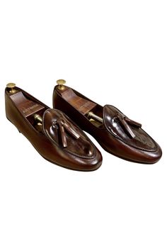 Brown handcrafted shoes with box heels.
Fabric: Leather
Color: Brown
Slip on pattern
Tassel detail - Aza Fashions Box Heels, Brown Sheep, Men Footwear, Loafers Online, Shoe Bags, Tassel Loafers, Sheep Leather, Leather Tassel, Aza Fashion