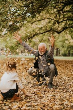 Grandpa Photoshoot Grandkids, Grandfather And Grandson Photography, Grandpa Photoshoot, Photoshoot Grandparents Grandchildren, Family Photo With Grandma, Grandma Photoshoot With Grandkids Ideas, Grandparents Poses Photography, Poses For Grandparents And Grandkids, Happy Family Photography