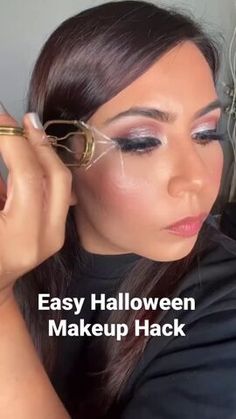 This spider web makeup is so easy to do. Learn how to do spider web makeup for Halloween in this quick post. Spider Web Makeup Easy, Spider Eyeliner, Spider Web Makeup, Web Makeup, Halloween Makeup Hacks, Makeup For Halloween, Powdered Eyeliner