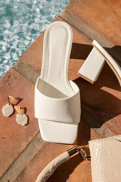 Jean Beige, White Block Heels, Single Sole Heels, Block Heel Mules, Pretty Sandals, Miss Lola, Fashion Shoes Heels, Shoes Heels Classy, Heel Accessories