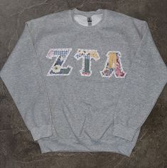 A custom hand-sewn sweatshirt with any sorority's letters sewn on. Sewn Sweatshirt, Sweatshirt Sorority, College Crafts, Bed Party, Sorority Merch, Letter Hoodie