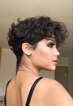 Tomboy Haircut, Hairstyles For Fat Faces, Curly Pixie Hairstyles, Curly Pixie Haircuts, Curly Pixie Cuts, Curly Pixie, Short Curly Haircuts, Makijaż Smokey Eye, Haircuts For Curly Hair