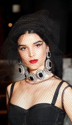 Masquerade Outfit, Hat With Veil, Dolce And Gabbana Fashion, Elegant Hats, Couture Details, Milan Fashion Weeks, Black Hat, Luxury Beauty, Up Girl