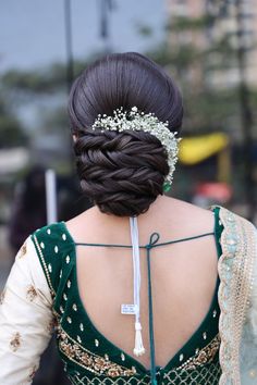 Juda Hairstyle Buns Indian Bridal, Juda Hairstyles For Lehenga, Reception Hairdo For Saree, Wedding Siders Hairstyle, Indian Wedding Hairstyles For Mom, Buns Hairstyles For Wedding, Hair Buns For Indian Wedding, Bride Mom Hairstyle Indian, Bridal Front Hairstyles Indian