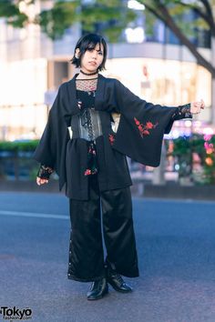 Old Japanese Fashion, Japanese Street Fashion Women, Boots Tattoo, Japanese Streetwear Women, Asian Inspired Fashion, Japanese Streetwear Fashion, Japan Street Fashion, Chinese Street Fashion, Japanese Student