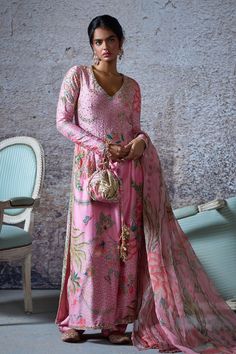 Blush pink straight kurta with all over floral garden prints and mirror embroidery on the bodice. Paired with a coordinating dupatta. - Aza Fashions Mahima Mahajan, Kurta And Dupatta, Kurta With Dupatta, Kurta Patterns, Mirror Embroidery, Long Kurta, Nyc Studio, Pink Set, Straight Kurta