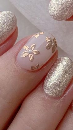 Mail Designs Elegant, Gold Finger Nails, Short Gel Nails With Rhinestones, Magnolia Flower Nails, Short Gold Nails Acrylic, Short Dainty Nails, Gold Short Nails Ideas, New Years Nails Gold Glitter, Bridal Nails With Gold