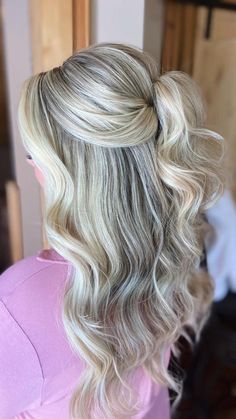 Cute Prom Hairstyles, Hair Quince, Hairstyles With Crown, Wedding Hairstyles And Makeup, Wedding Hair Half, Pageant Hair, Half Up Half Down Hair Prom, Quince Hairstyles With Crown, Simple Prom Hair