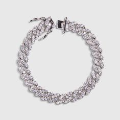 Nous sommes de tout cœur avec ce bracelet de cheville Havana Cuban. Coupez le souffle des gens avec ce bracelet de cheville d'une beauté folle. Créé pour vous en plaqué or 18 carats sur de l'argent sterling massif estampillé 925. Vous voudrez porter cette chaîne fine pour toujours et ne jamais l'enlever.

Argent sterling massif estampillé 925
Plaqué or 14 carats
Chaîne de 16 pouces (chainette)
Fermeture en pince de homard Silver Party Anklets, Cuban Anklet, Cuban Link Anklet, Anklet Silver, Curb Your Enthusiasm, Pave Bracelet, Beautiful Anklet, Tarnished Jewelry, Havana Cuba