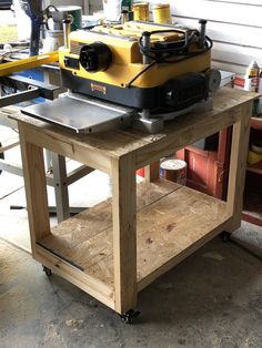 a workbench with a table sawing machine on it's side in a garage