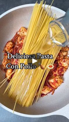 pasta being cooked in a pan with the words delficioa pasta con pollo