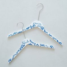 💒Embrace the boho chic style on your special day with our hand-painted custom wedding hangers. These unique hangers, featuring a stunning blue and white floral design, are perfect for the bohemian bride and groom. Each hanger is meticulously hand-painted, ensuring every piece is a one-of-a-kind keepsake that adds a personalized touch to your wedding attire. 💒Features: Boho Chic Design: Inspired by bohemian aesthetics, these hangers feature intricate, free-spirited floral patterns. 100% Hand-Painted: Each hanger is carefully hand-painted, making every piece unique with slight variations that add to its charm. High-Quality Materials: Crafted from durable wood with a smooth, elegant finish. Perfect Wedding Keepsake: Ideal for wedding photos, bridal showers, and as a cherished keepsake for y Groom Hanger, Custom Wedding Hangers, Bride Hanger, Wedding Hangers Personalized, Bridal Hangers, Boho Chic Design, Wedding Dress Hanger, Dress Hanger, Hand Painted Wedding