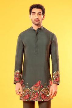 Shop for DiyaRajvvir Green Mul Cotton Embroidered Kurta Set for Men Online at Aza Fashions Menswear Indian, Traditional Indian Mens Clothing, India Fashion Men, Latest Kurta Designs, Indian Wedding Clothes For Men, Mens Indian Wear, Gents Kurta Design, Gents Kurta, Printed Suit