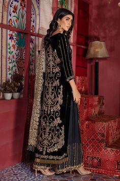 Velvet Salwar Kameez, Velvet Salwar, Black Velvet Shirt, Salwar Kameez Pakistani, Wedding Dress Outfit, Pakistani Wedding Dress, Velvet Shirt, Pakistani Wedding Dresses, Pakistani Designers