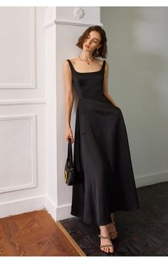 This sleeveless slim dress features a long skirt and comes in a black and white color. Its timeless design ensures the perfect combination of style and comfort for any occasion. Sleeveless Skirt, Mode Casual, Grad Dresses, Black N White Dress, Slim Dresses, Flared Skirt, Looks Vintage, Party Fashion, Fancy Dresses