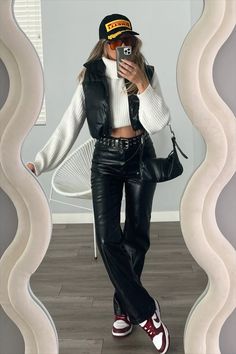 Leather Pants And Hat Outfit, Las Vegas F1 Outfit, Las Vegas Outfit Inspiration, Race Outfit Ideas, F1 Vegas Outfit, Vegas Day Outfit Winter Casual, Winter Outfits Las Vegas, F1 Las Vegas Outfit, Gp Outfit Ideas