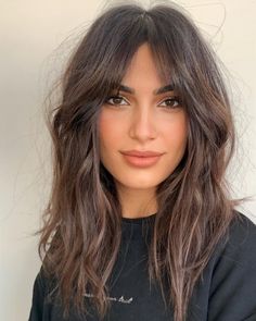 Curtain Bangs For Fine Hair, Babylights Hair, Rambut Brunette, Layered Haircuts With Bangs, Oval Face Haircuts, Low Maintenance Haircut, Oval Face Hairstyles, Natural Wavy Hair, Hair 2024