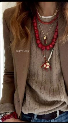 Red Necklace Outfit, Red And Gold Jewelry, Mom Beauty, Look Boho Chic, Polished Casual, Necklace Outfit, Neue Outfits, Red Beads