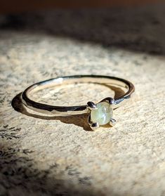 Der natürliche Katzenauge Chrysoberyll in diesem zarten Stapelring erstrahlt in einem atemberaubenden inneren Licht - das perfekte Geschenk für einen besonderen Menschen! Maße: 3mm Stein Stein: Echter natürlicher Katzenauge Chrysoberyll Farbe: Opalisierendes Silber-Weiß mit leichten Gelbstichen und einem starken Katzenaugeneffekt Metall: Fassung und Band handgemacht, wahlweise aus 935 Silber, Gold oder Gold Metalloberfläche: Gebürstet für ein glänzendes, seidiges Finish Größe: Wird in deiner Grö Delicate Adjustable Moonstone Ring As Gift, Adjustable Solitaire Stackable Rings As Gift, Minimalist Moonstone Ring Gift, Cat Eye Stone Ring, Chrysoberyl Ring, Delicate Stacking Rings, Cats Eye Ring, Girlfriend Christmas, Cats Eye Stone