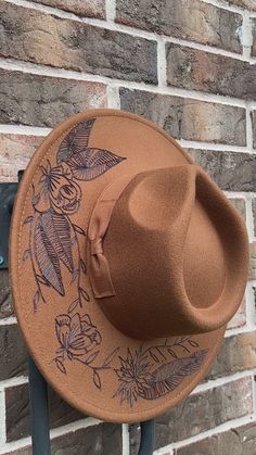 Western Style Brown Hat For Spring, Brown Fedora One Size Fits Most, Trendy Brown Fedora For Rodeo, Spring Beach Brown Felt Hat, Brown Felt Hat For Spring Rodeo, Brown Felt Hat For Rodeo In Spring, Spring Rodeo Brown Felt Hat, Brown Felt Hat For Spring Country Events, Brown Vintage Fedora For Spring