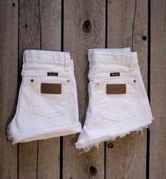 "Vintage bright white Wrangler brand shorts.  With flattering high-waist, super cool 5 belt-loops at the back, hidden pocket at the hip and butter soft vintage denim. These babes have been hand-cut, distressed and artfully frayed to perfection.  These have a high waist and medium-high cut, unless you let us know that you want a lower cut and roll style. These are vintage 70s-90s, in your custom size, favorite color, flattering cut and tatter choice.  These are very slim in the hips and thighs an Highwaist Jean, Summer Jean Shorts Outfit, White Wrangler, Black Shorts Outfit, Blue And White Jeans, Womens High Waisted Shorts, Wrangler Shorts, Disco Pants, Aged Copper