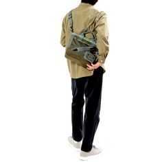 HARVEST LABELReLoad Tote bag-Mini / リロード トートバッグ ミニ Hello,Again メインファブリックには CORDURA® Hollofil Air Ballisticを採用。強度がありながらも中空糸を使用することで軽量性も持ち合わせた素材になります。付属にも様々な種類の CORDURA® brand fabric を使用し同系色のグラデーション迷彩柄に。熟練の職人による複雑なパターンから構成された流れるようなシルエットやブランドアイコンでもある3ラインのステッチワーク等に見られる高度な縫製技術。フロントに流れる無骨な金属ファスナーを使用したポケットと Airpods pro サイズのフラップポケットがコレクション共通のデザインになります。 本体はマチ付きのファスナーで開閉式になっており、撥水加工を施したファスナーを使用している為、急な雨でも中の荷物が濡れたり荷物が見える心配がない安心設計になっています。 トーバッグミニは使いやすいサイズ感で、普段使いはもちろんサブバッグとしてもおすすめです。 ショルダーベルトが取り外し可能になっており、お出かけのシーンに合わせてショルダーバッグとトートバッグの2通りの使い方ができます。 小さくてもしっかりと収納ができる様に、メイン収納部にはボトルホルダーを備え、オープンポケットとファスナーポケットを装備しているため、小物などの仕分けもできる設計になっています。 日本製 オフィシャルサイト限定オリジナル巾着袋付き 商品詳細 商品番号：HGL-0185 Size ：W260×H250×D110 Material ：CORDURA®︎Holloil Air Ballistic ナイロン,Twill Nylon,500d CORDURA®︎ナイロン,カウレザー Weight ：590g Pocket ： Green Satchel With Luggage Sleeve For Everyday, Green Backpack With Top Carry Handle, Travel Shoulder Bag In Khaki With Removable Pouch, Khaki Bags With Top Carry Handle For On-the-go, Khaki Shoulder Bag With Removable Pouch For Travel, Travel Khaki Shoulder Bag With Removable Pouch, Green Backpack Shoulder Bag With Top Carry Handle, Green Satchel With Luggage Sleeve For Daily Use, Green Shoulder Bag Backpack With Top Carry Handle