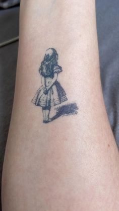 Small long-lasting John Tenniel's Alice in Wonderland temporary tattoo. Size: 1.8 in / 4.5 cm (height) THIS TEMPORARY TATTOO: * Develops in 24h * Can last up to two weeks or more, although it depends where you place it, your skin chemistry, and how much you exfoliate * Once you feel it has faded enough, you can exfoliate the skin to remove it * Safe & non-toxic, 100% plant-based juice ink formula * Is waterproof * Is environmentally friendly (tattoos and packaging made out of paper, no plastic f Cute But Edgy Tattoos, Alice In Wonderland Rose Tattoo, Alice In Wonderland Book Tattoo, Dorothy And Alice, How Tattoo, Faded Tattoos Before And After, Film Tattoo Ideas, Small Tattoo Sleeve, Two Faces Tattoo