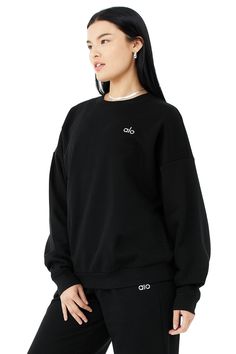 This best seller is cozy, comfortable, cute and done in classic neutrals and on-trend colors—each finished with a chrome Alo logo. It has a classic crewneck, ribbed cuffs and hem, and a laid-back dropped-shoulder fit. It’s made from midweight French terry that’s smooth on the outside and fleecy on the inside with the perfect drape. Pair with the Accolade sweatpants to make a matching set—and get one for your bestie, sibling, or partner, if you’re into that. The Accolade, Matching Sweats, Back Women, Cute Fits, Cropped Hoodie, Western Wear, Bra Tops, Best Seller, Color Trends