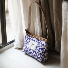 Ladies Purses Handbags, Bags To Make, Linen Embroidery, Bags Online Shopping, Embroidery Bags, Handbags Fashion, Cross Bag, Pocket Pattern, Linen Bag