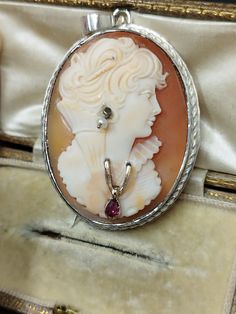 Vintage hand-engraved Sardonyx shell cameo brooch and pendant, mounted in silver, the cameo has a woman's profile with gold and ruby necklace and bead earring Measurements and conditions as per photo The box in the photo is for demonstration purposes only. It will be shipped with another gift box Tracked shipping with national and international registered mail Vintage Cameo Jewelry, Pendant Diamond, Double Strand Necklace, Cameo Jewelry, Vintage Cameo, Carved Shell, Cameo Necklace, Cameo Brooch, Cameo Pendant