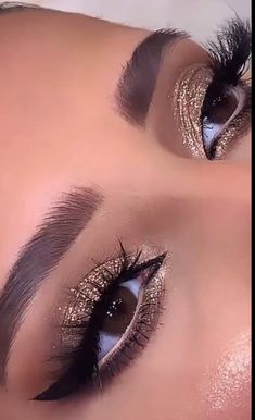 Prom Makeup Black And Gold, Black And Golden Makeup Looks, Make Up Arab, Black And Gold Quince Makeup, Make Up Dorado, Golden Black Eye Makeup, Gold Dress Makeup, Black And Gold Eye Makeup Hooded Eyes, Arabic Makeup