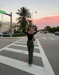 A girl is going for a walk during a sunset in Miami. As she is crossing the street of a busy intersection, she is being photographed from the sidewalk. This makes a candid looking photo that is so easy and recreatable by anyone. Natural Instagram Feed, Walking Pictures, Walking Photo, Instagram Feed Aesthetic, Summer Instagram Pictures, Dream Instagram, Instagram Photoshoot, Summer Picture Poses, Photo Recreation