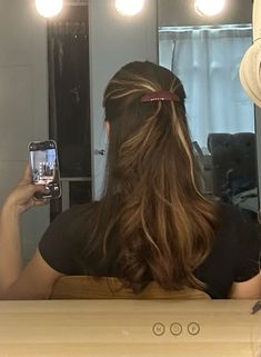 Straight Hair With Barrettes, Hair Snap Clips Hairstyles, Clipped Back Hairstyles, Barettes Hairstyles Long Hair, French Clip Hairstyles, Barrett Hairstyles, Hairstyles Barrettes, Barrette Clip Hairstyles, Barettes Hairstyles Simple