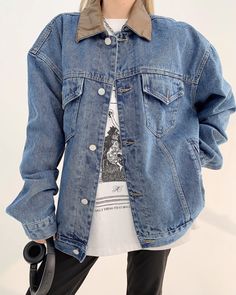 A denim jacket with a leather collar and casual denim.

It's an item that makes an impact on its own, and even simple styling can make you stand out from the crowd.

The loose fit matches the trendy style.

◾️Model
Height/Weight: 162cm(63.7in)/45kg(99.2lb)
Try-on size: M






Cm
(inches)

Length
Chest
Shoulder
Sleeve Length


M
68(26.7)
131(51.5)
60(23.6)
60(23.6)


L
70(27.5)
135(53.1)
61.5(24.2)
61.5(24.2)


XL
72(28.3)
139(54.7)
63(24.8)
63(24.8)


2XL
74(29.1)
143(56.2)
64.5(25.3)
64.5(25. Oversized Collared Denim Blue Denim Jacket, Trendy Collared Denim Blue Outerwear, Collared Denim Blue Jacket For Streetwear, Casual Collared Denim Jacket, Collared Denim Blue Jacket For Winter, Urban Denim Blue Jacket For Fall, Collared Denim Blue Outerwear, Dark Wash Collared Denim Jacket For Winter, Collared Dark Wash Denim Jacket For Winter