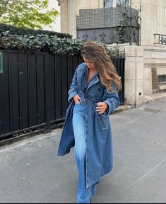 Trench Coat Spring Outfit, Vintage Denim Jacket Outfit, Long Denim Jacket Outfit, Denim Trench Coat Outfit, Denim Jacket Outfit Winter, La Cool Girl, Long Jacket Outfit, Long Jean Jacket, Trench Coat Spring