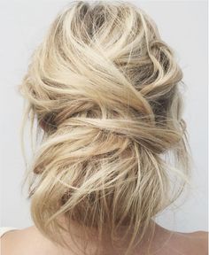 24 gorgeous messy wedding updos - TANIA MARAS | bridal headpieces + wedding veils Cute Casual Updos, Hairstyles For Wet Hair, Fall Fashion Denim, Messy Wavy Hair, Bun Scrunchie, Curly Hair Pieces, Messy Hair Bun