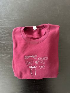 Embroidered Bow Sweatshirt, Embroidery Design Sweatshirt, Single Color Embroidery, Cute Embroidered Shirts, Cute Embroidery On Clothes, Embroidery Designs On Sweatshirts, Embroidery Designs Shirt, Embroidery Designs Shirts, Cute Pink Shirts