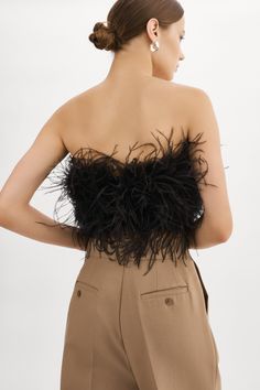 Optez pour le bustier raccourci Zaina pour un look à la fois chic et décadent. Ses plumes douces lui confèrent à la fois un aspect léger et une texture séduisante, et sa fermeture à glissière à l'arrière permet de créer une silhouette ajustée. Feather Crop Top, Turkey Feathers, Black Feathers, Ostrich Feathers, Seals, One Shoulder Blouse, Strapless Top, Feathers, Top Styles