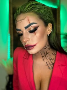 Party Looks Makeup Hairstyles, Halloween Costume Tattoos, Joker Female Halloween Costumes, The Joker Women Costume Ideas, Joker Woman Makeup, Villan Costume Women, Joker Make Up Female, Women's Halloween Costume Ideas, The Joker Makeup Women