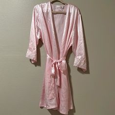 Gorgeous Lace Trim Sleeve Design. Satin Pink Color. Simple And Elegant. Whether You Wish To Wrap Yourself In Its Comfort On A Cozy Winter Night Or Revel In Its Lightweight Feel On A Summer Morning, This Bathrobe Is The Ideal Choice. Its Classic Design Exudes Comfort And Elegance, Whether You're Unwinding At Home Or Preparing To Greet A Brand New Day, It Will Effortlessly Showcase Your Style. Oscar De La Renta Pink Label Cozy Winter Night, A Brand New Day, Brand New Day, Summer Morning, Winter Night, Sleepwear Robe, Cozy Winter, Vintage Aesthetic, Sleeve Designs