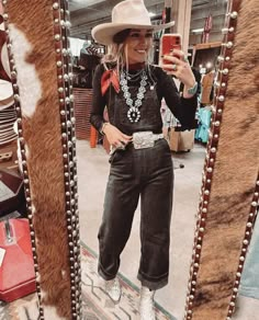 Western Beanie Outfit, Fort Worth Outfits, Nfr Fashion 2023, Fort Worth Stockyards Outfit, Women’s Western Fashion, Classy Western Outfits, Gift Ideas For Siblings, Nfr Outfits For Vegas, Vsco Christmas