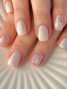 45+ Snowflake Nails With a Korean Touch Perfect for Winter | The KA Edit Christmas Soft Gel Nails, Light Color Christmas Nails, Cute Winter Short Nails, Winter Short Gel Nails, Short Gel Winter Nails, Proljetni Nokti, Short Nails Art Winter, Simple Short Christmas Nail Designs, Dublin Nails