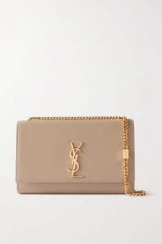 SAINT LAURENT's 'Kate' bag is a such a classic style investment. This version has been made in Italy from beige embossed-leather and embellished with an iconic 'YSL' logo plaque in gold. Slip it on your shoulder and match your jewelry to the signature hardware. Ysl Crossbody Bag, Ysl Kate, Ysl Purse, Kate Bags, Beige Bag, Handbag Heaven, Beautiful Handbags, Saint Laurent Bag, Mr Porter