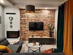 simple modern aesthetic brick wall decor ideas Industrial Brick Wall Living Room, Brickwall Interiors Living Room, Interior Design Feature Wall, Brick Wall Tv, Brick Wall Decor Ideas, Brick Wall Ideas