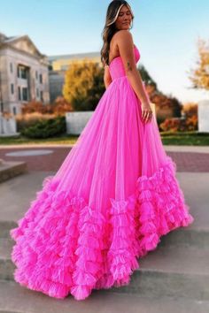 Vom Abschlussball bis zum Prinzessinnenball, dieses rosa herzförmige Tüllkleid macht Sie zur Schönheit jeder Veranstaltung. Dieses Ballkleid ist die perfekte Kombination aus Eleganz und Stil und wird Ihnen das Gefühl geben, eine Königin zu sein. Es ist die ideale Wahl für jeden formellen Anlass.

 Artikeldetail

 Stoff: Tüll
 Silhouette: A-Linie
 Ärmel: Ärmellos 
Farbe: Wie abgebildet, benutzerdefinierte Farbe
 Details auf der Rückseite:Schnürung

 Größe : Benutzerdefinierte Größe. Bitte über Tiered Prom Dress, Formal Prom Dresses Long, Princess Prom Dresses, Embellished Skirt, Prom Dress Styles, Cute Prom Dresses, Long Prom Dresses, Pretty Prom Dresses, Lace Homecoming Dresses