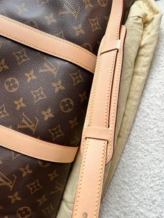 Overview Louis Vuitton Keepall Bandouliere 50 in Monogram Canvas with Gold Hardware. This iconic bag embodies the spirit of modern travel. Light, supple and stylish, this cabin friendly is perfect for weekends away or short travel. Can be carried in hand or over shoulder using detachable strap. Highly sought after. 2020 year. Features Monogram coated canvas Gold hardware Natural leather trim Cotton Textile Lining Cabin size Removable leather strap One main compartment Made in France Condition Exterior: Overall excellent condition with ssmall signs of wear. Slight scuff to leather trim on one corner and small water marks to the leather trim (mainly on the base). Small marks to handles. Minimal patina to handles. Interior: Very good to excellent condition with small marks. Hardware: Excellen High-end Signature Coated Canvas Shoulder Bag For Travel, Luxury Signature Coated Canvas Shoulder Bag For Travel, Designer Brown Luggage For Daily Use, Travel Shoulder Bag With Detachable Strap In Coated Canvas, Travel Bag With Detachable Strap In Coated Canvas, High-end Travel Bag With Dust Bag, High-end Travel Bag With Dust Bag Included, Luxury Monogram Canvas Travel Bag For Daily Use, Designer Brown Travel Bag For Trips