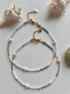 Beach Jewellery Aesthetic, Homemade Pearl Jewelry, Sea Beads Bracelet, Homemade Anklets, Anklet Inspiration, Beach Bracelets Diy, Beach Jewelry Aesthetic, Ocean Anklet, Diy Anklets